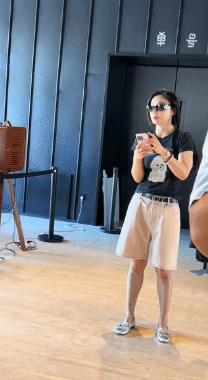 袁姗姗现在都这么落魄了吗？大喇喇的站在公众场合都没人搭理？T恤＋短裤看起来就是