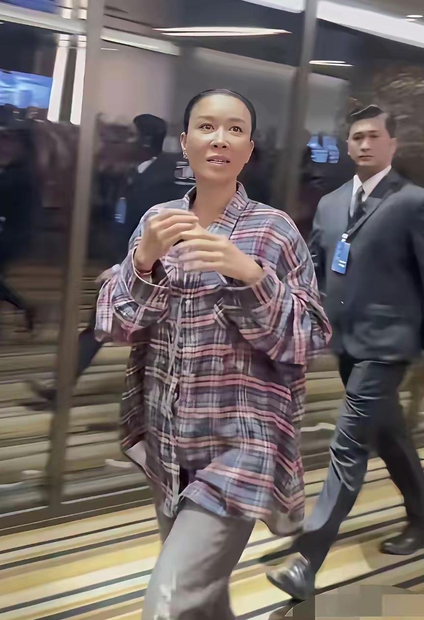 褪去美颜滤镜，那英的真实状态曝光🔥离开舞台灯光、精修包装之后，和咱们普通人差