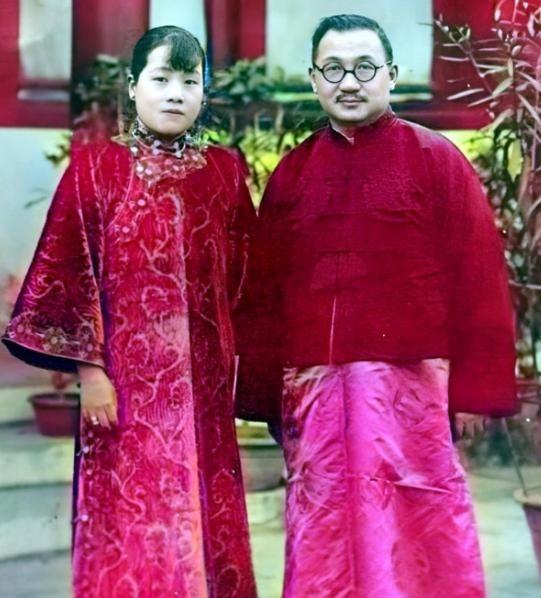 1914年，宋霭龄与孔祥熙完婚，洞房花烛夜，一伙人儿前来闹洞房，有人趁乱扯下她的
