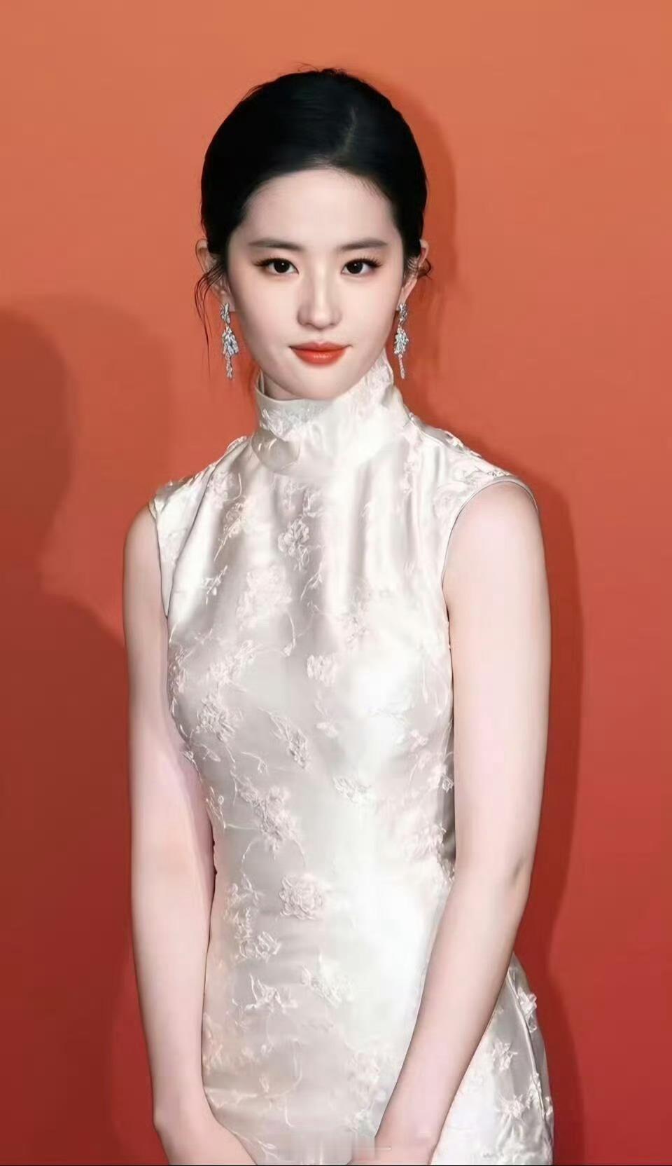 刘亦菲两年没进组拍戏，有人却接戏接到手软。同一场影视寒潮中，却有两种冷法。头部顶