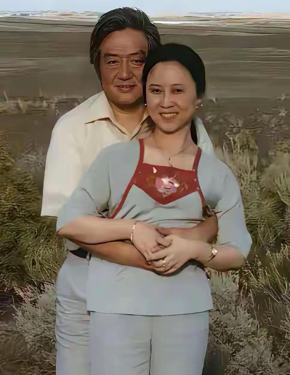 这是30多年前的老照片，琼瑶阿姨和她的爱人在内蒙古大草原的合影