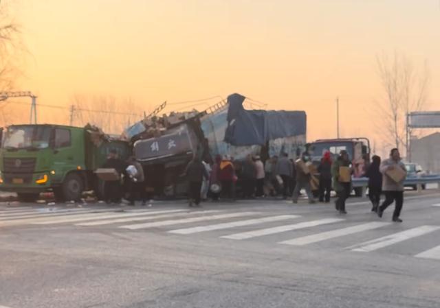 2025年12月25日晨，河南周口鹿邑县一路口发生大货车事故，货物散落后遭多人哄
