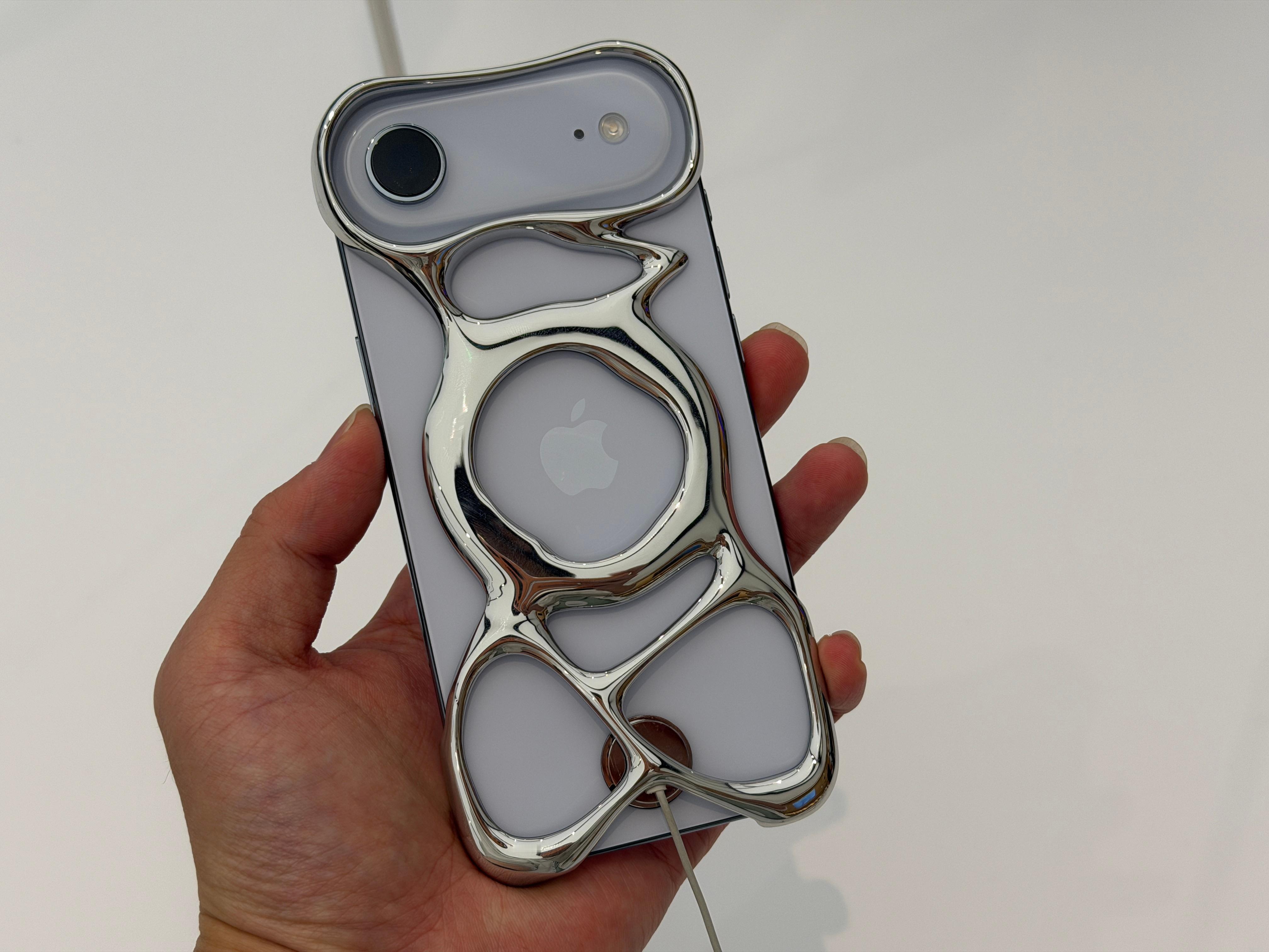 这还用选吗？肯定是国产Air啊！不管是ProAir还是Air颜值上都甩iPho