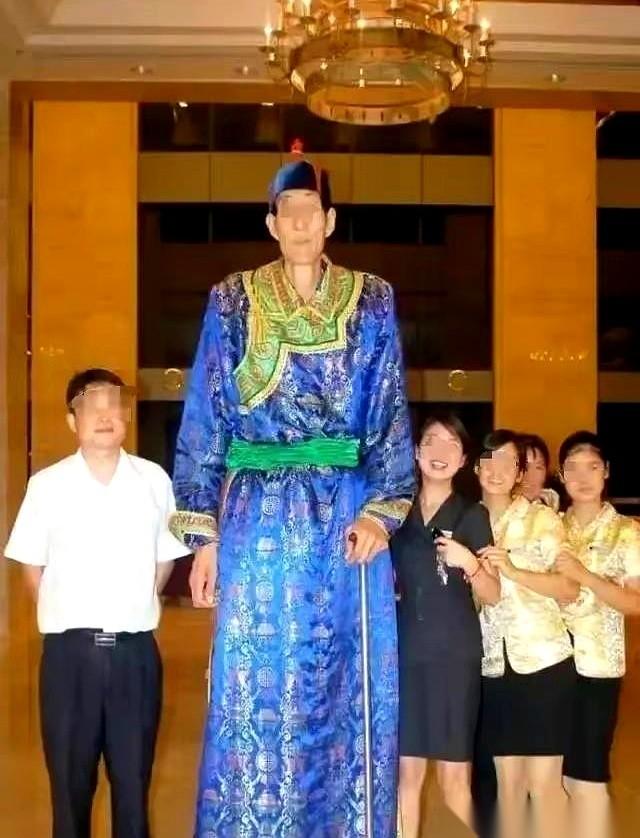 聊聊那位身高2.36米的“中国第一巨人”鲍喜顺。当年他56岁娶了小自己28岁的妻
