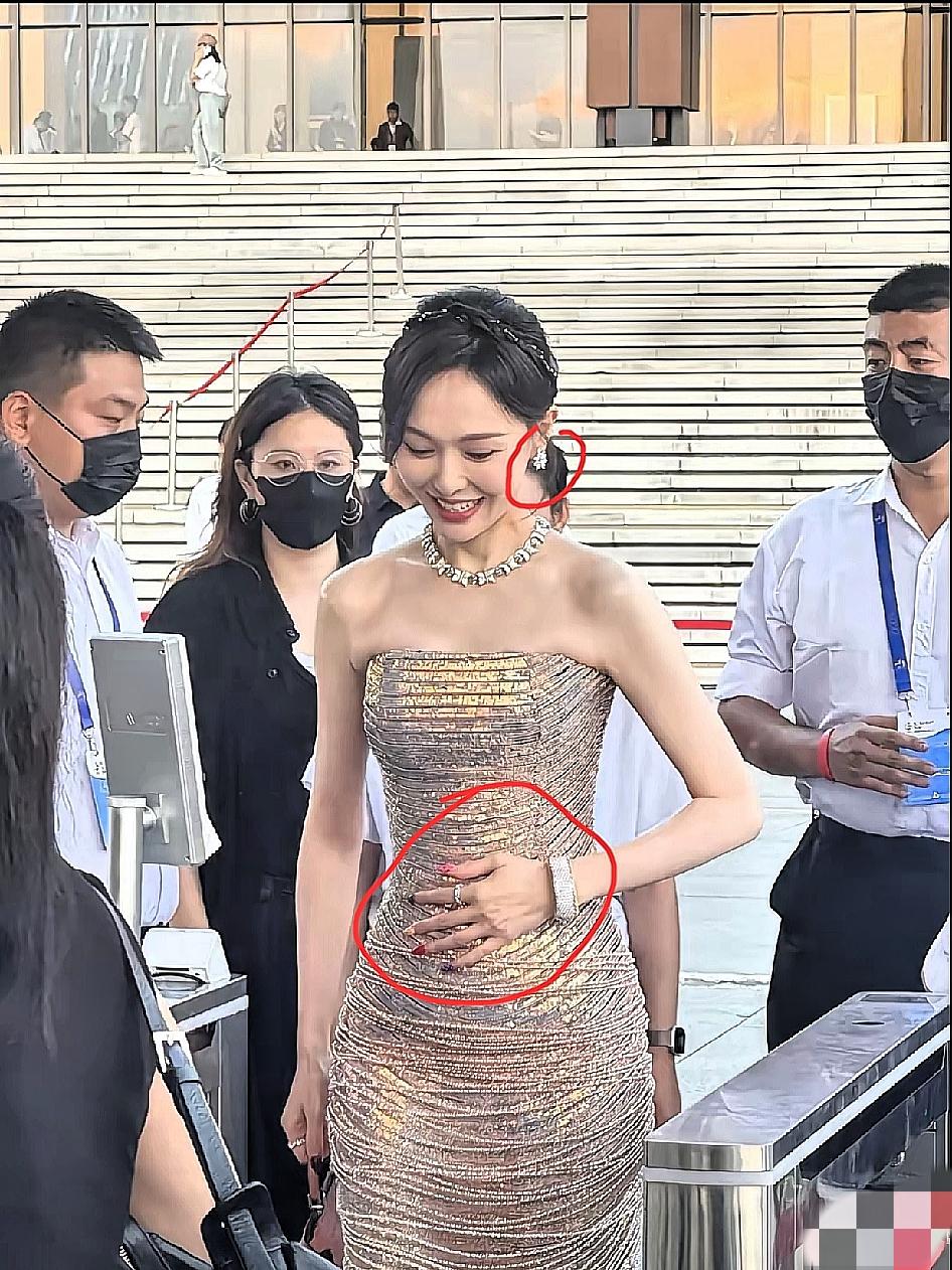 罗晋应该也意识到了，自己的老婆唐嫣，41岁还爱“亮晶晶”？金熊猫奖红毯