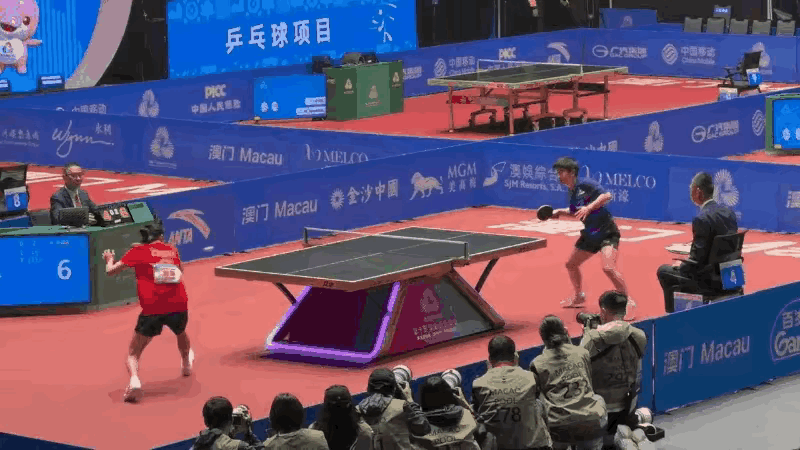 摄影师集体“偏爱”莎莎！莎莎真的太招人爱啦！她和刘斐比赛时，场外蹲了一排摄影师，