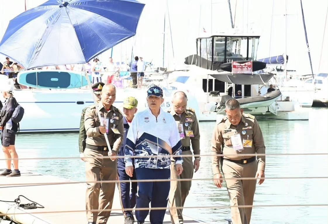 看到泰国王后掌舵帆船冲线，国王在岸边攥紧了拳头。苏提达王后带队劈开海浪，与多国