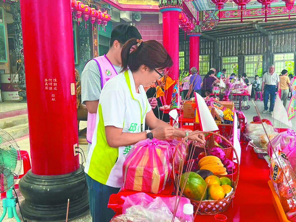 台岛花莲选举突发意外，民进党参选人邱凤英中秋晚会上倒下，再没醒来。花莲新城乡