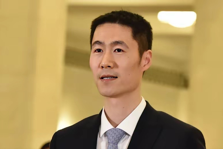 为何王励勤半年就上升：刘国梁6年却没做到？我猜测第一个原因，国梁太过高调，这与低