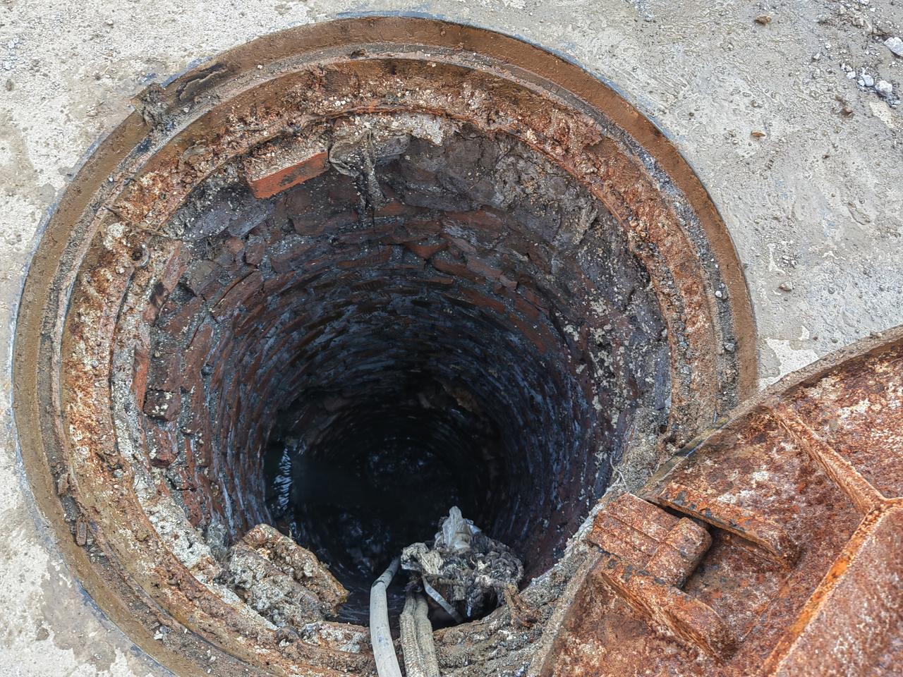 今天路过一个马路，真是看到让人惊心动魄，原来是失主的手机和钥匙掉在污水井里了，找