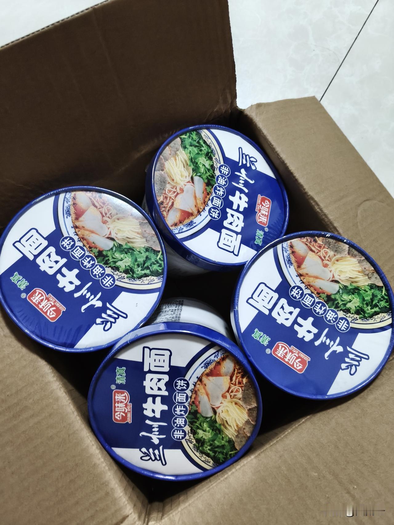 每次一个人在家的时候不想做饭，就下一碗牛肉面，虽然不怎么好吃，总比没有吃的要强很