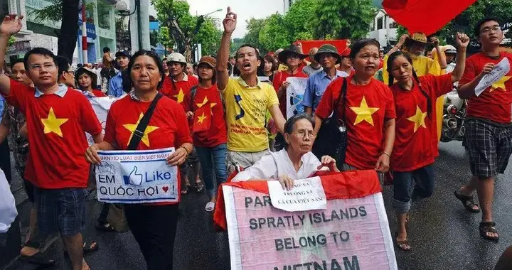 越南记者提问: 中国一直在追赶越南? 越南教授的回答直接打她脸