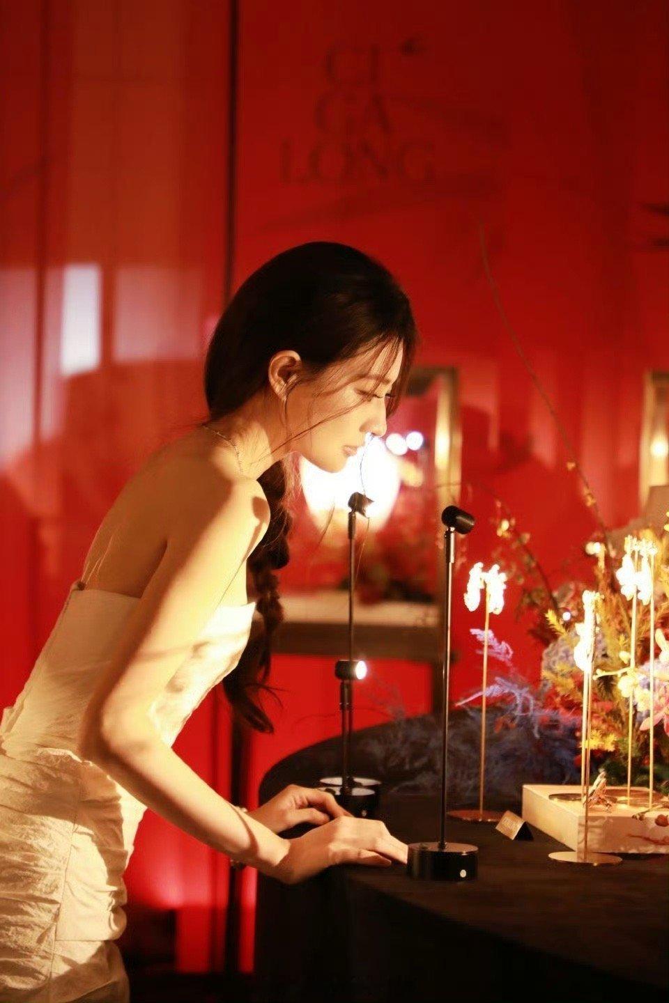 徐璐蝴蝶骨被徐璐工作室的新美图惊艳到!抹胸裙露出的后背线条超优越,蝴蝶骨清晰可