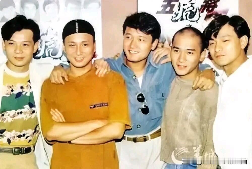 老照片里的几位男明星，虽然只有苗侨伟一个人是看着侧面，但他是几个人里颜值最高的一