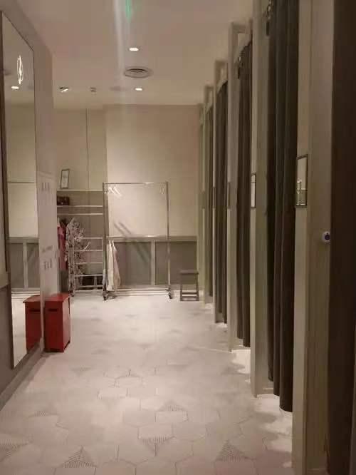 被看光了！河南郑州，女子走进试衣间准备试衣服，谁知，就在她脱光衣服时，帘子突然被