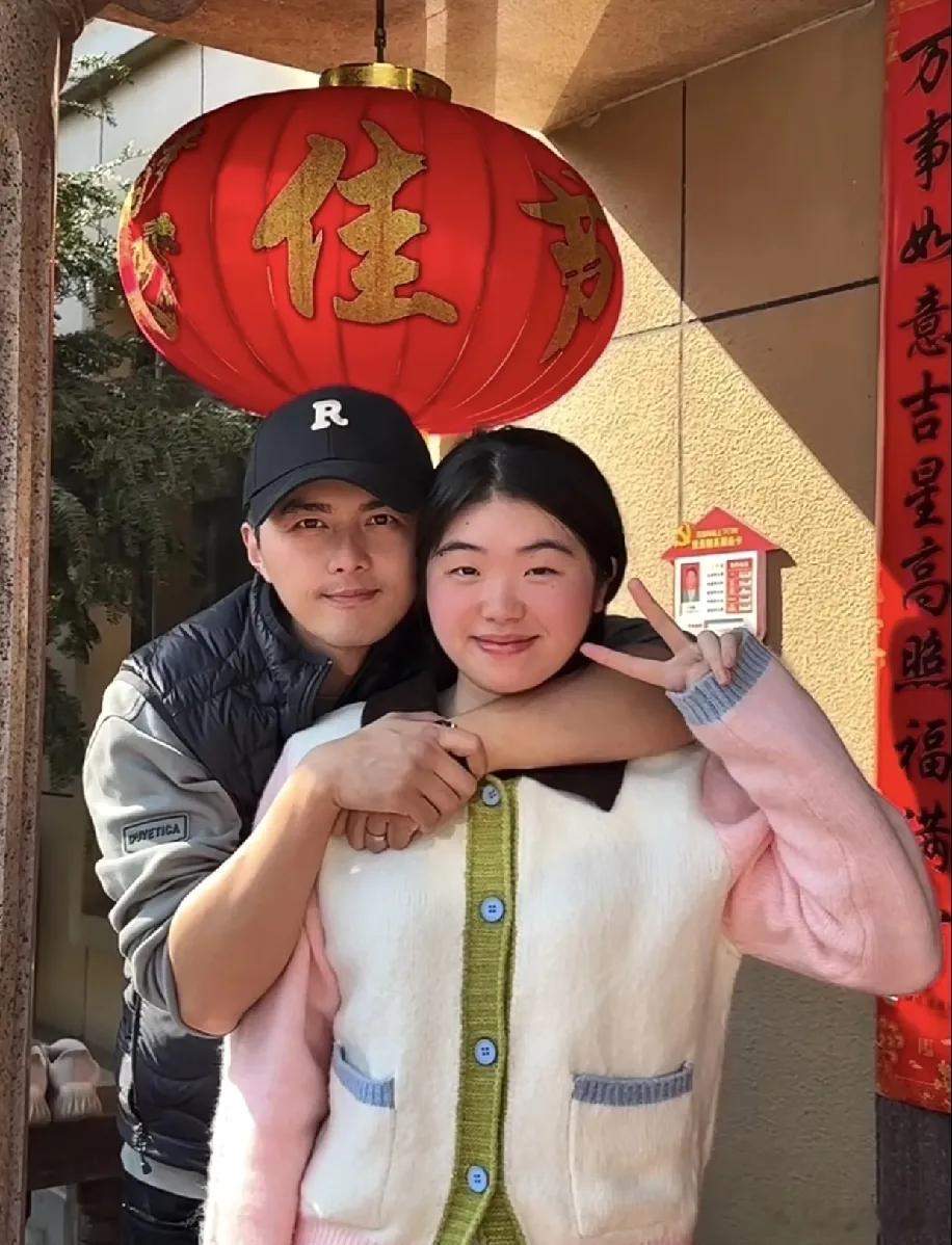 素人女生，发了两张和叶祖新的合照，因为动作太过亲密而引发网友热议。有网友猜测，这