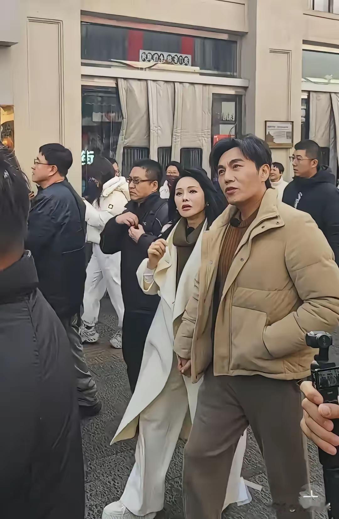 伊能静宛如一个娇俏的小女人，秦昊满脸笑意，牵着她的手，这一幕既温馨又动人。大年