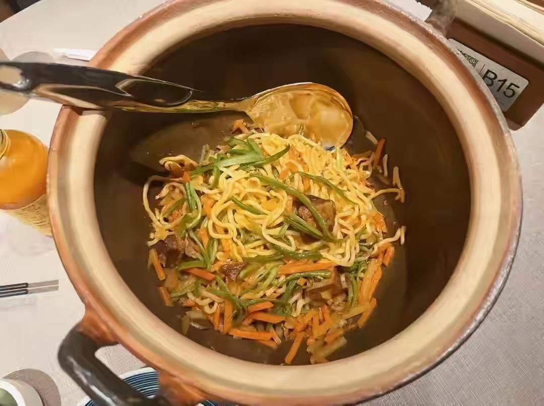 贾国龙在上海连开3家焖面馆，关键是面的成本又不高，你肉少放点，你面多放一点，味道