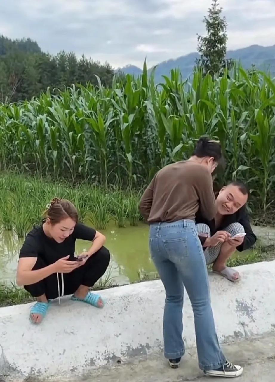 笑坏了！姐姐和姐夫在玩手机，小姨子非要凑热闹，结果三个人纷纷湿身。姐姐和姐夫在