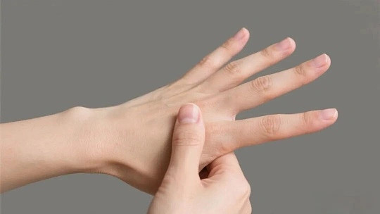 每天揉一揉大拇指就能保护眼睛每天揉一揉大拇指就能保护眼睛，大拇指上有明眼、凤眼等