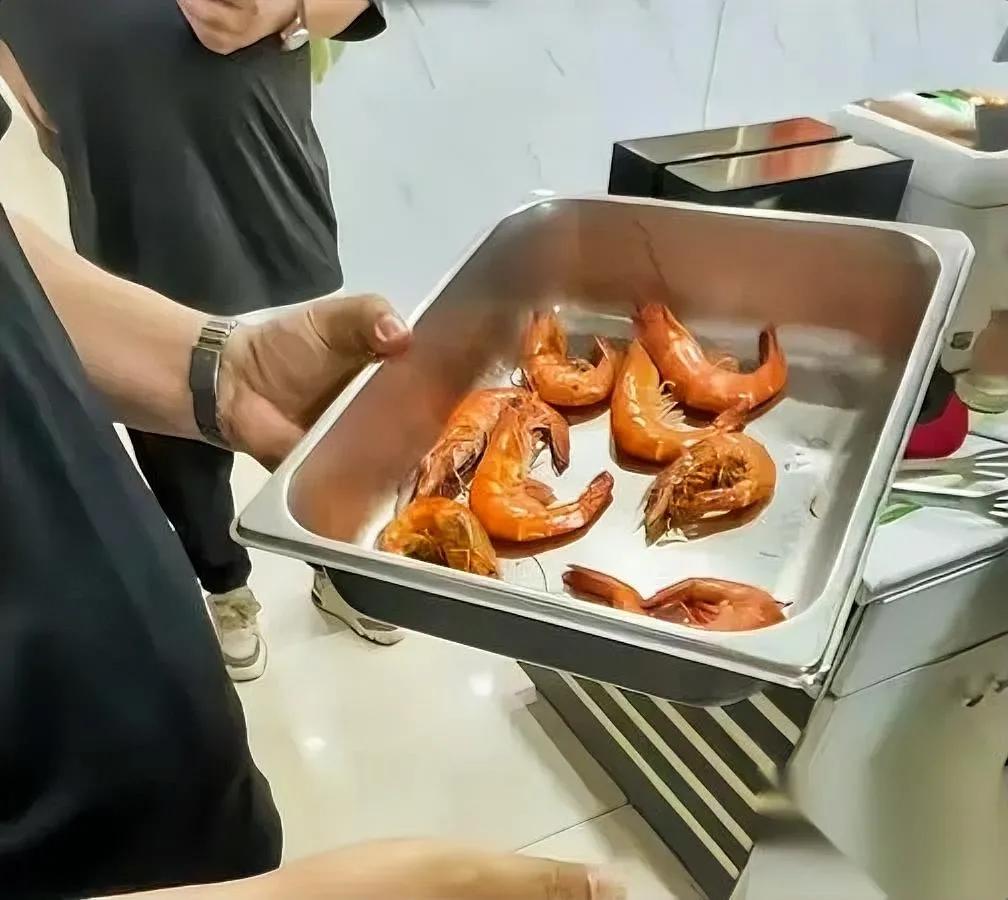 青岛又因为虾上热搜了——这次不是“38元一只”，是客人买的72只虾，加工