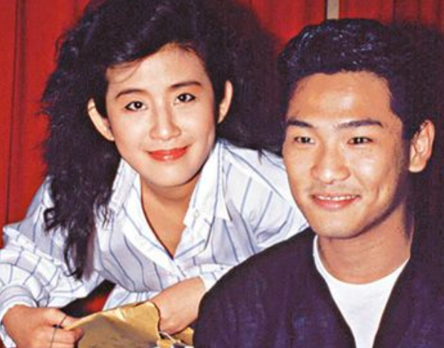 1996年吴君如为了给男朋友杜德伟一个惊喜连夜跑回去看他，结果，推门而入，看