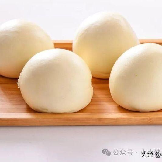 长期食用酵母发酵的馒头，其实是利弊共存。从好的方面看，酵母发酵的馒头是常见主食
