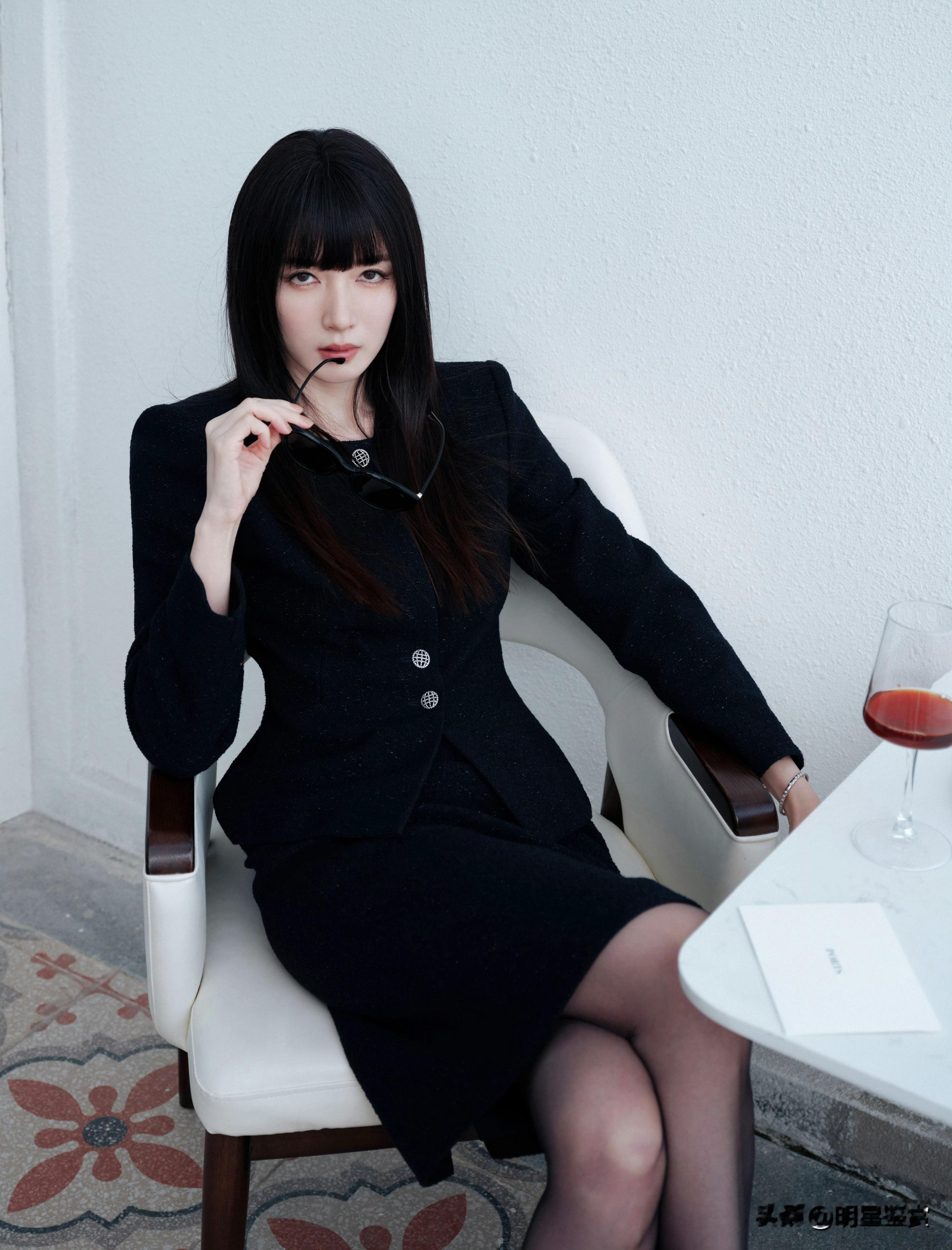 江疏影，优雅黑裙女郎，轻抚墨镜，尽显都市风情