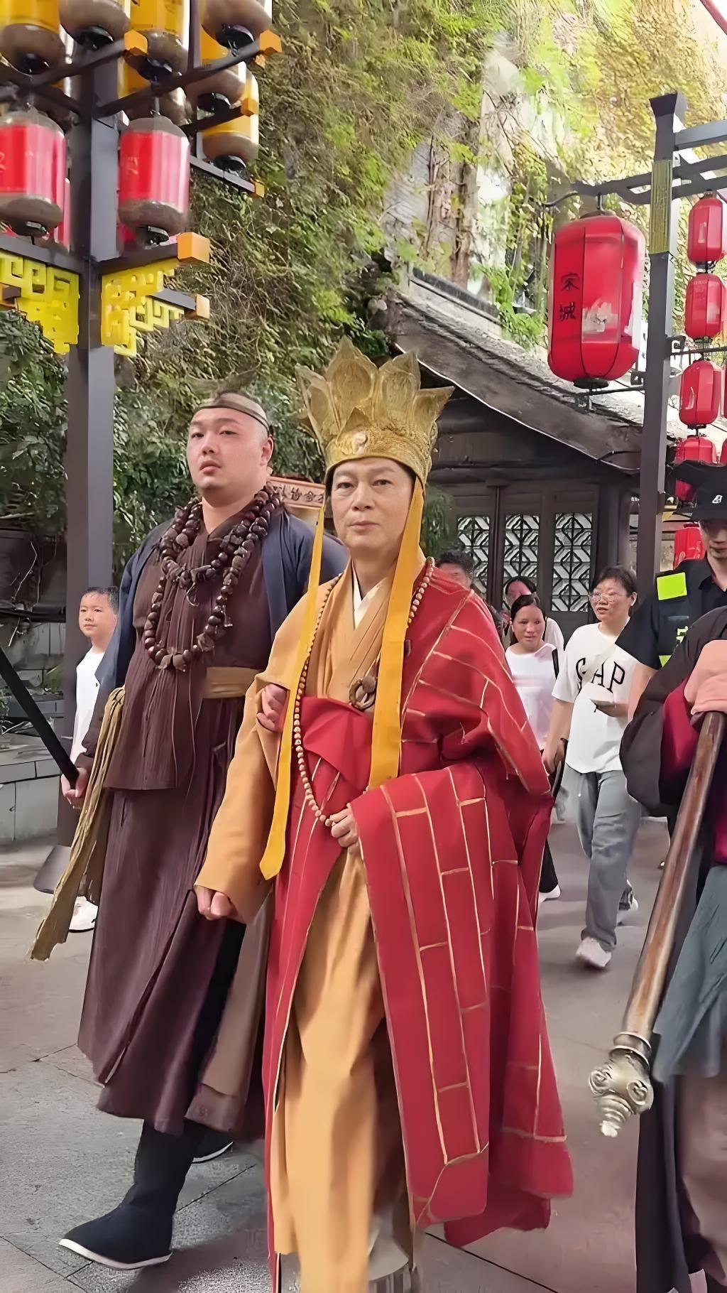 79岁高寿的罗家英，患有癌症，依然在杭州景区打工。他和妻子汪明荃，一直过的都是