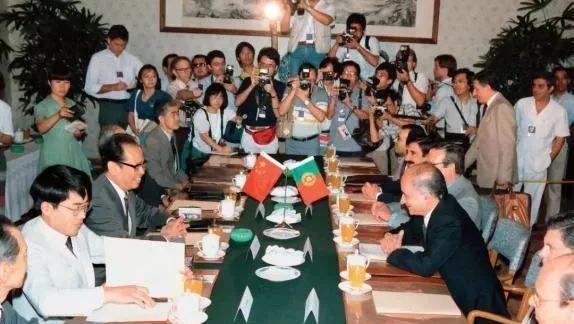 1986年11月，中国外交副部长周南应邀访问葡萄牙，一下飞机，他就感觉到不对劲，