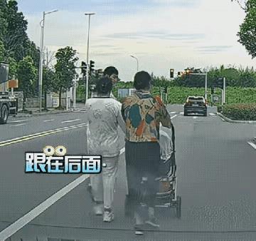 一家四口占车道走路，后边车鸣笛提醒，司机这个举动，惹恼了这一家人。这一家人大概
