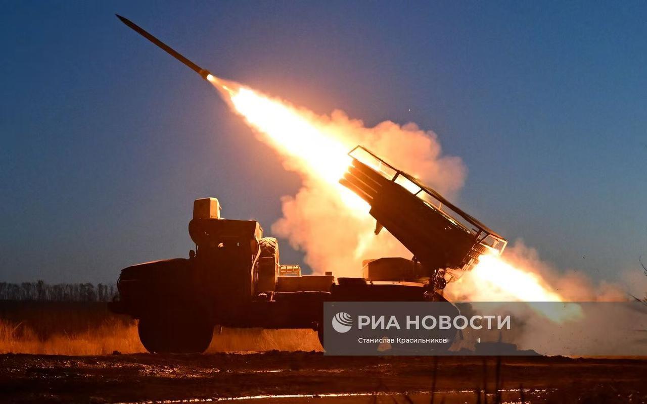 4月15日打热闹了！俄罗斯一夜轰炸乌克兰，乌军一夜袭击俄罗斯，俄乌爆发激烈对轰。