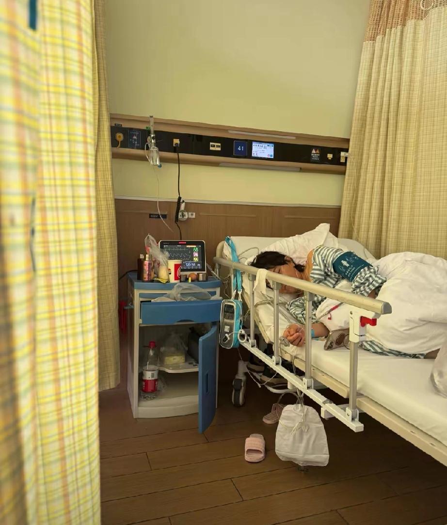 我同学上个月做了手术，宫颈癌，子宫全切。​43岁，孩子才上初中。​她老公以前