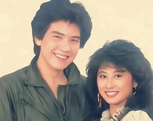 1982年，22岁的费翔和21岁的叶倩文，爱得难舍难分，两人跪求费翔母亲成全，费