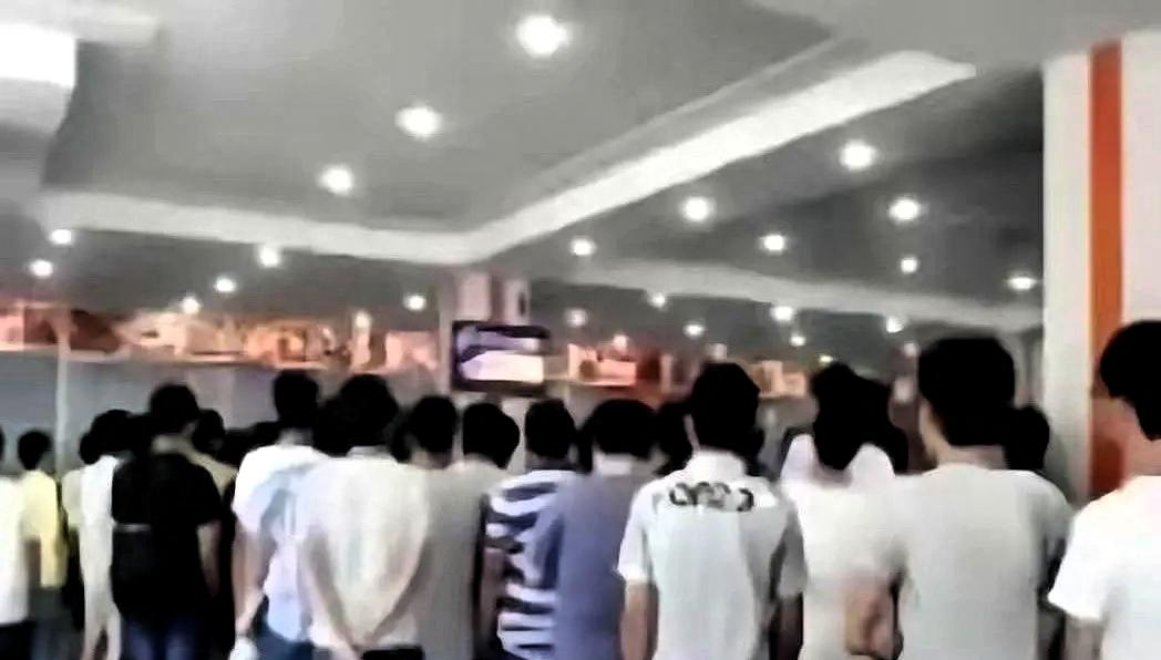 上周三，南京某高校四食堂。一个排了整整七分钟队的中国男生，看着突然强行挤进队伍前
