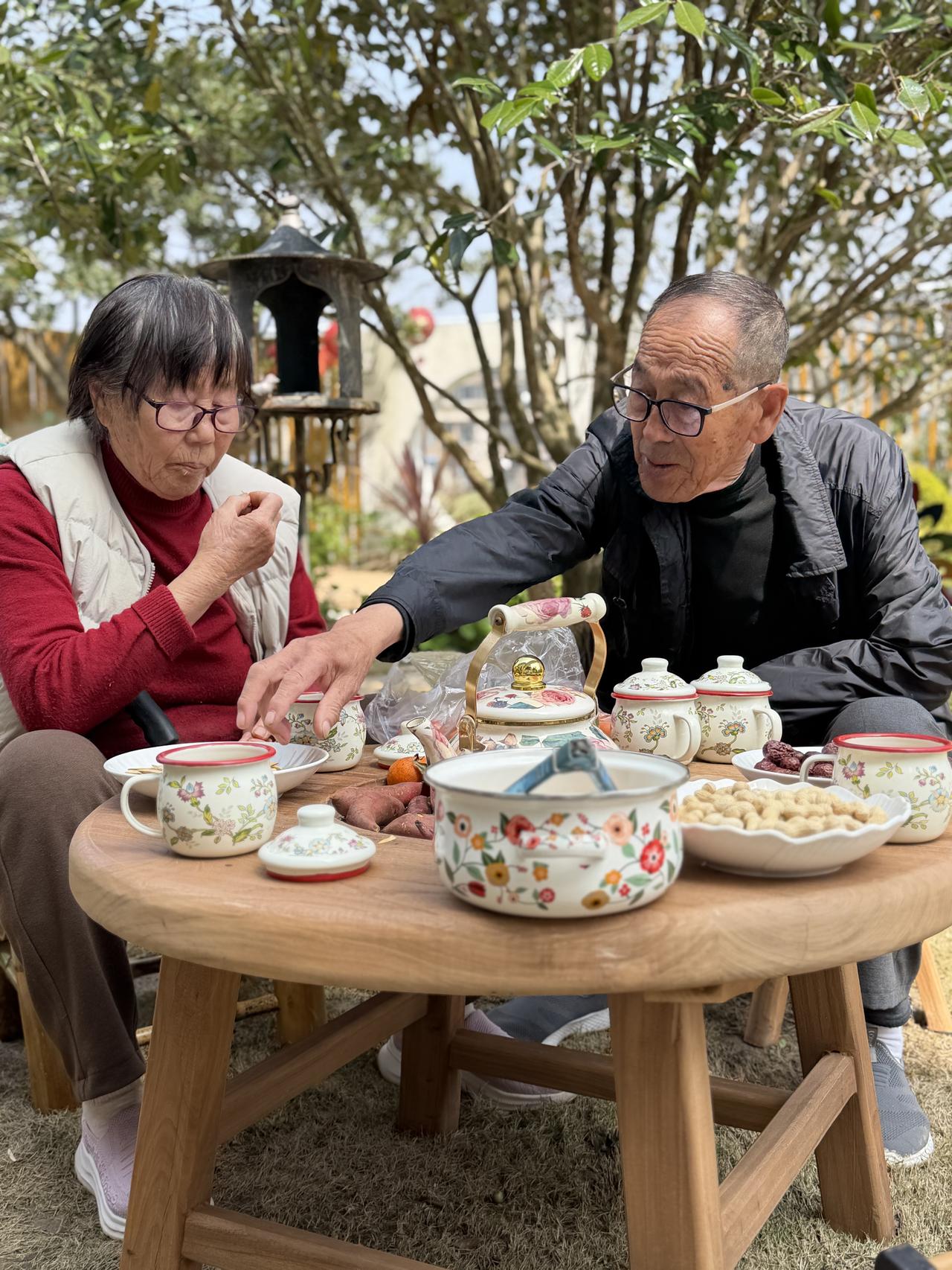 春天有很多样子。有的春天，在河里——鸭子划开水面，荡起细细的波纹。有的春天