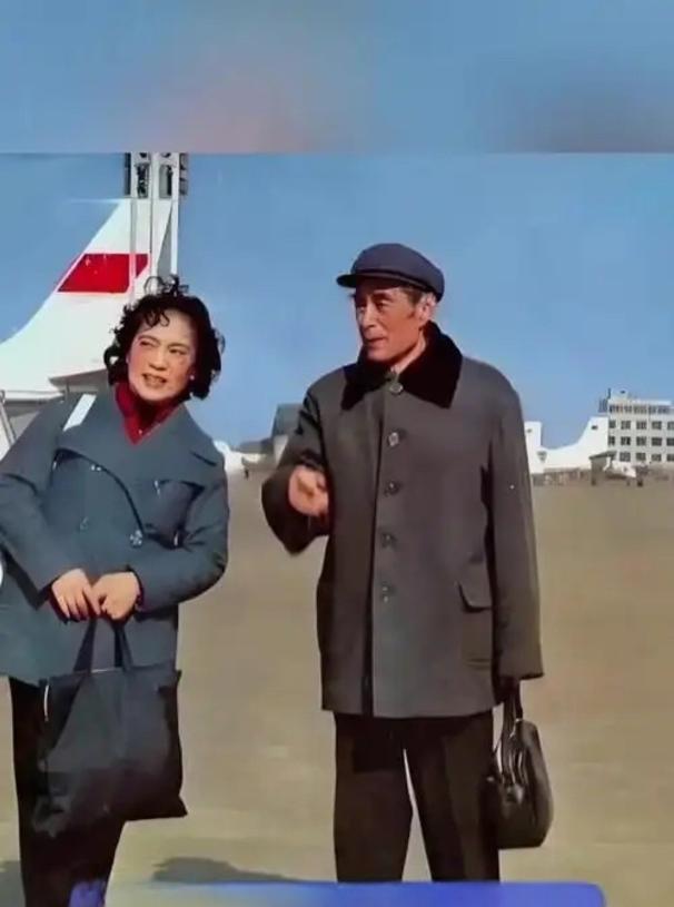 80年代，秦怡访问阿尔及利亚时，丈夫金焰去机场送行时的珍贵照片。1981年，秦怡