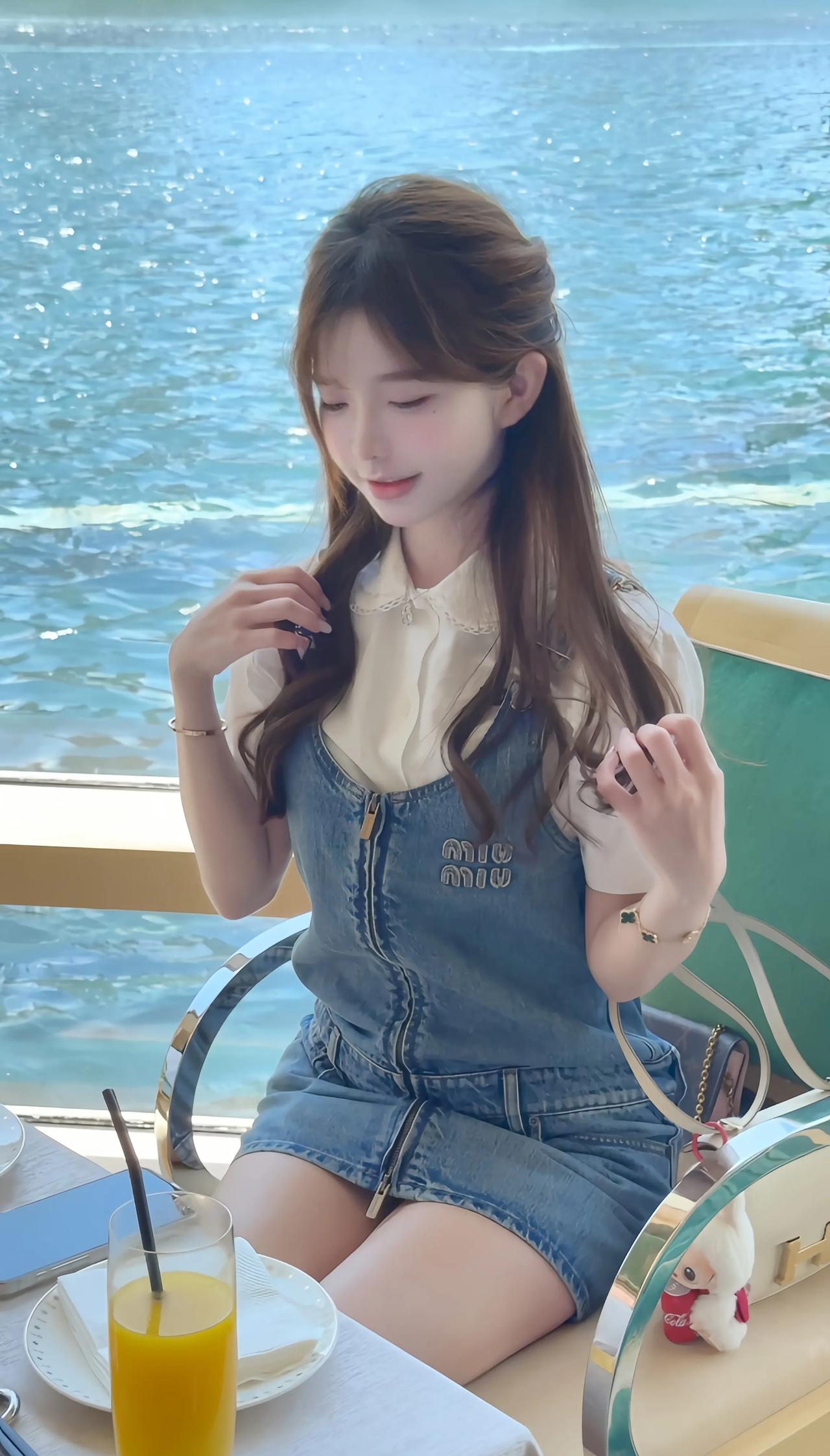 海边咖啡馆的甜美时光，一杯橙汁，一份好心情。