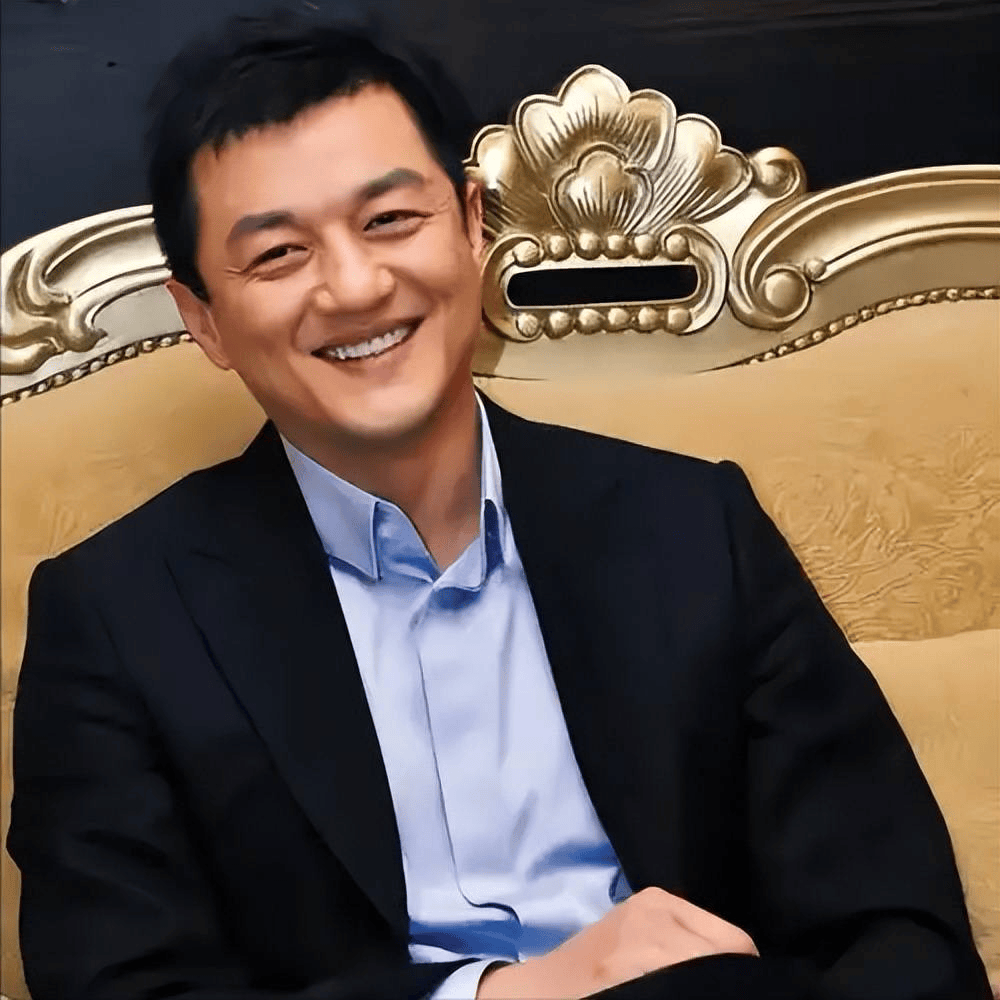 李亚鹏及家庭信息一览1、父亲：新疆工程师，注重子女教育，早年因病离世；母亲长期在新疆生活2、前妻：王