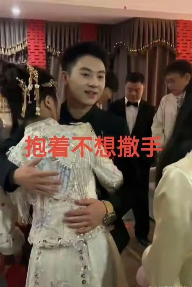 新郎上演生理性喜欢，望着新娘眼神拉丝，网友：没有技巧全是感情