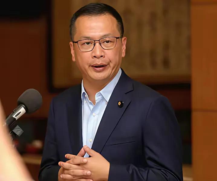 国民党主席参选人罗志强说，“如果他当上国民党主席，他会要求大陆任何军事力量都不允