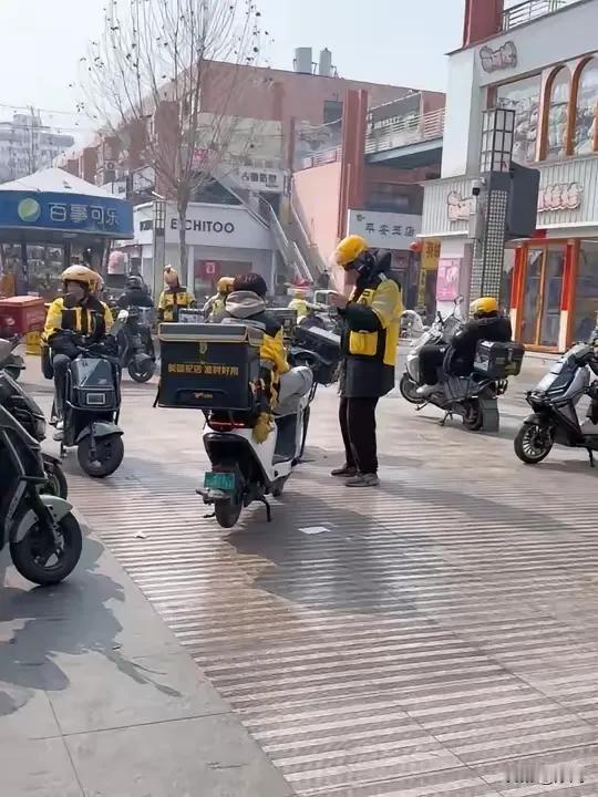 别再被月入过万骗了！外卖员的真实日子，早就在补贴消失后彻底变了天。平台补贴