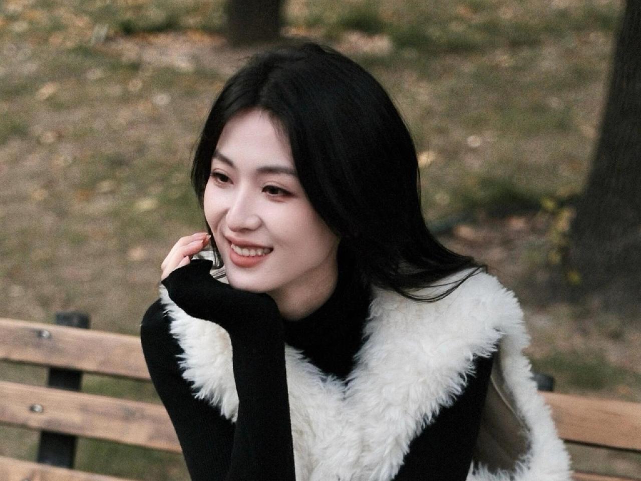 长椅与晚秋红砖的纹路漫过檐角银杏把金黄揉进风里长椅接住一身黑白的温柔