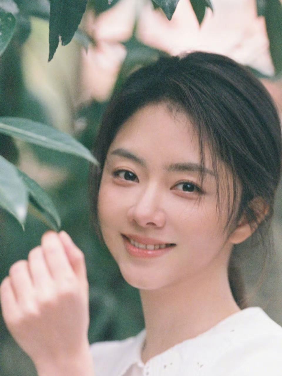 她演少女时，全网骂她装嫩。现在她演50岁，所有人闭嘴了。当年拍《甄嬛传》，淳