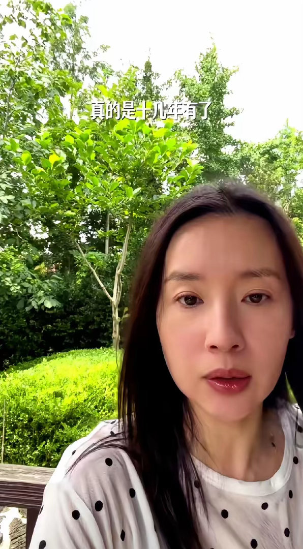董洁回大连老家，晒出爸爸用十多年时间给她打造的公园小院，里面的鱼塘、木桥，还有满