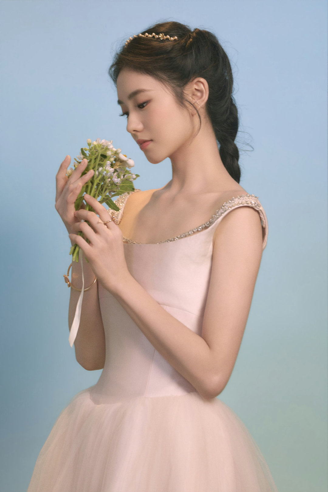 手里的花是我本人#刘浩存#​