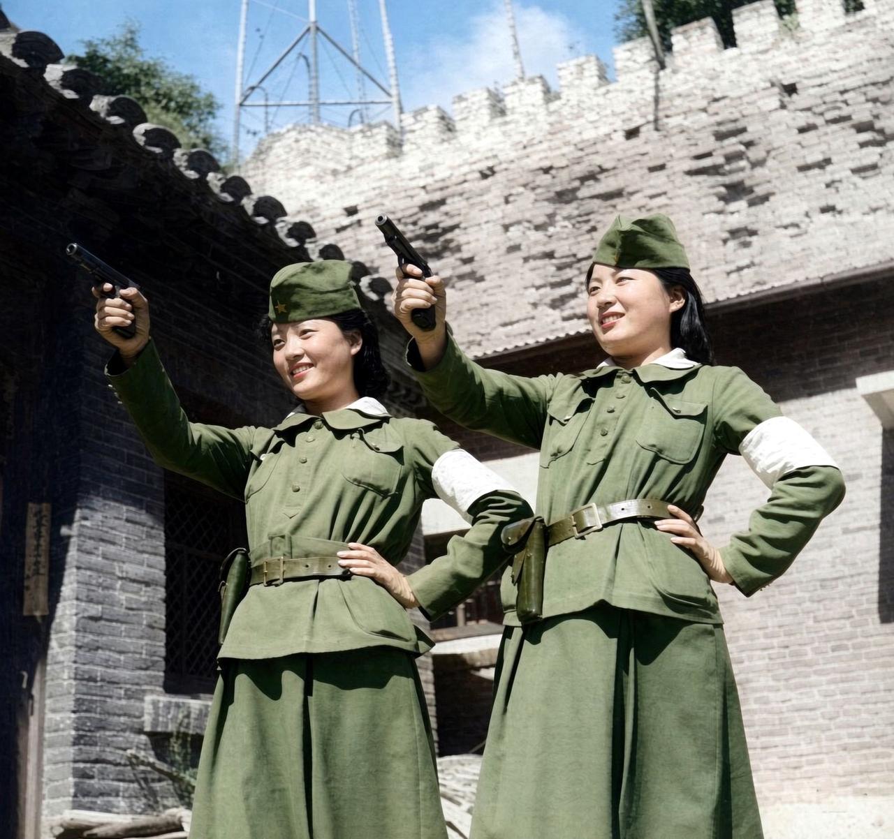 1939年6月6日，北平（北京）前门火车站，两名铁路女子路警手持短枪，正做出瞄准