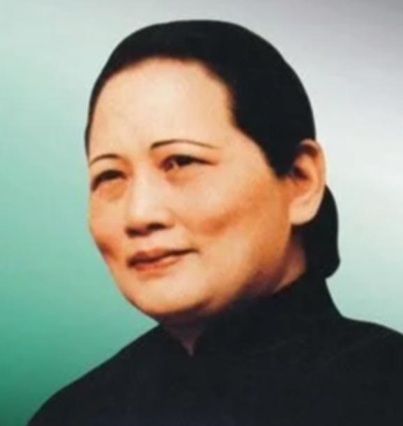 1981年6月4日，上海万国公墓。宋庆龄葬礼原定10点整开始，邓颖超却突然下令：