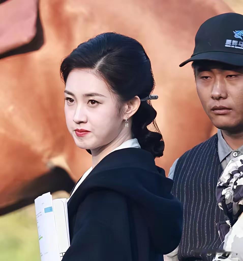 都别猜了，郭宇欣这“班味”，我真的一秒共情了！谁能想到刷个明星路透，居然