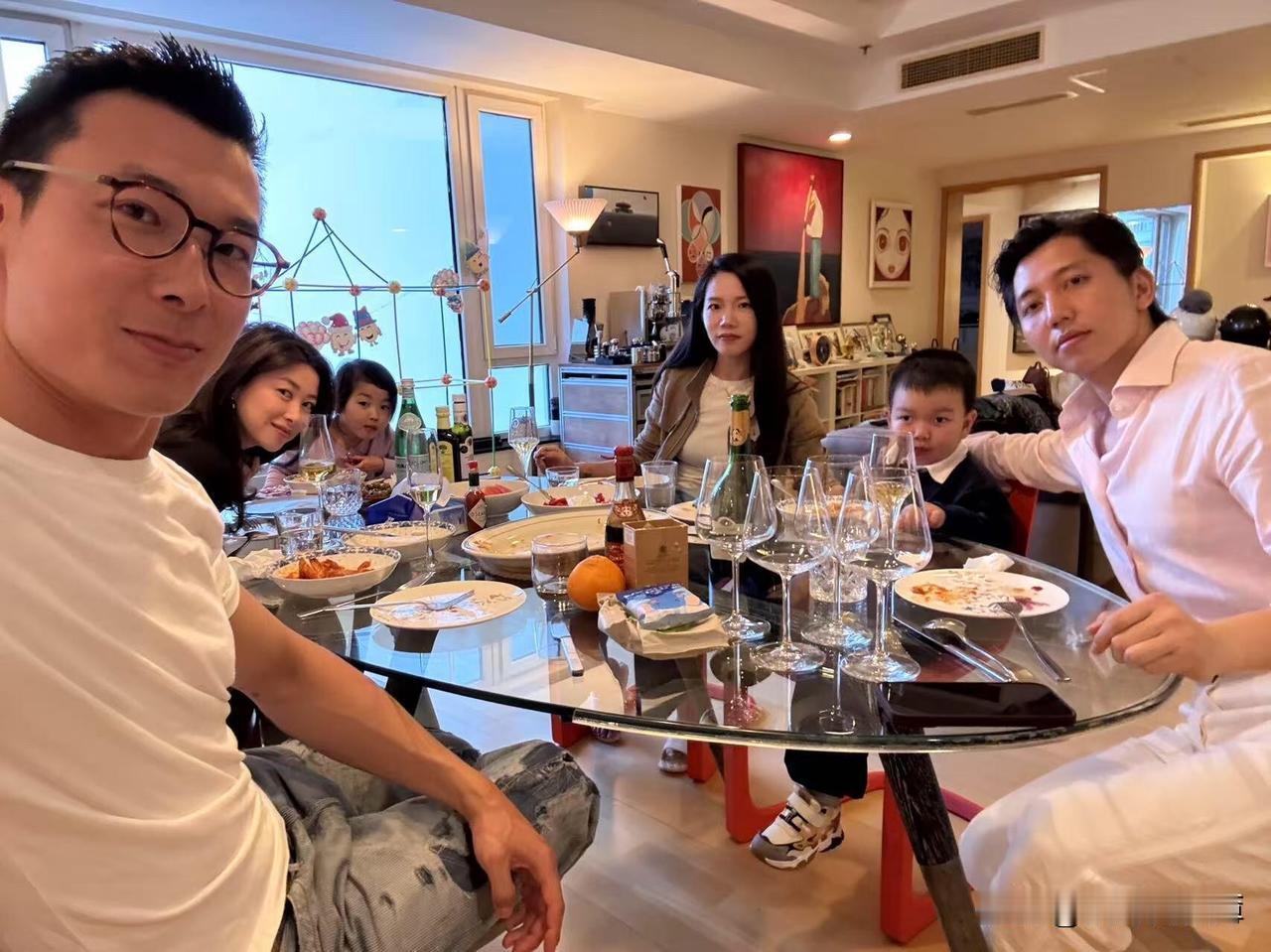 朱珠五一假期，带娃和老公与朋友聚餐，四人围坐在铺满家常菜的圆桌前，桌上摆着见底的